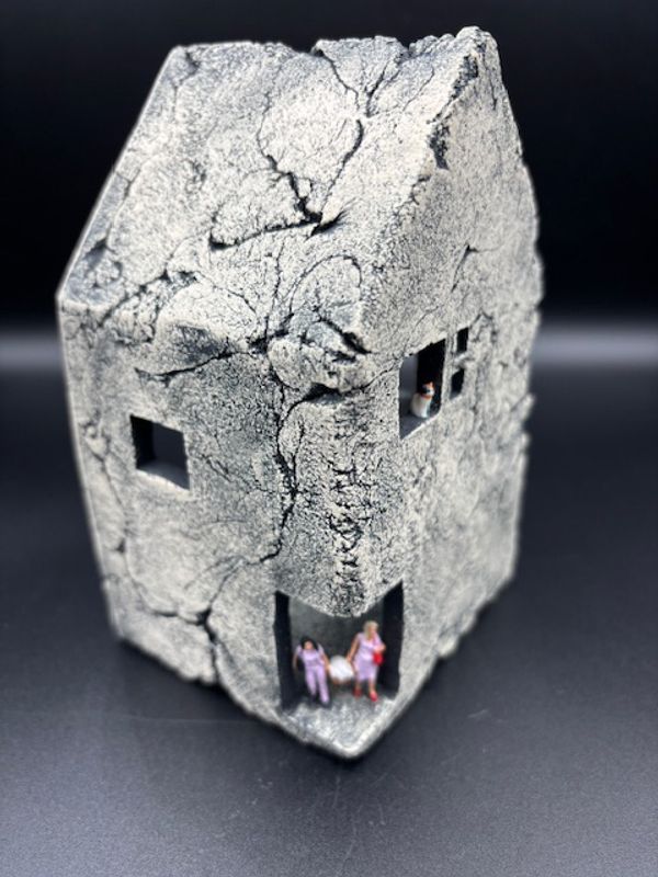 Hus til vegg #III med små figurer