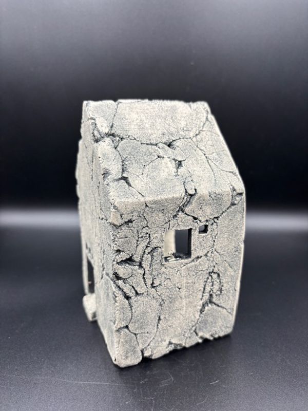 Hus til vegg #IV med små figurer